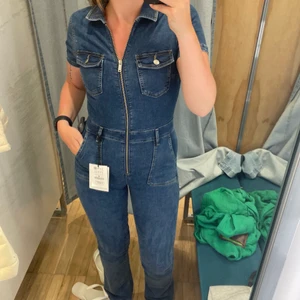 Denim jumpsuit  - Slutsåld jumpsuit från pull&bear, i stretch. Kan tänkas byta den om någon har den i storlek L. KÖPAREN STÅR FÖR FRAKT.  Obs att prislappen är klar och den är oanvänd 🙂