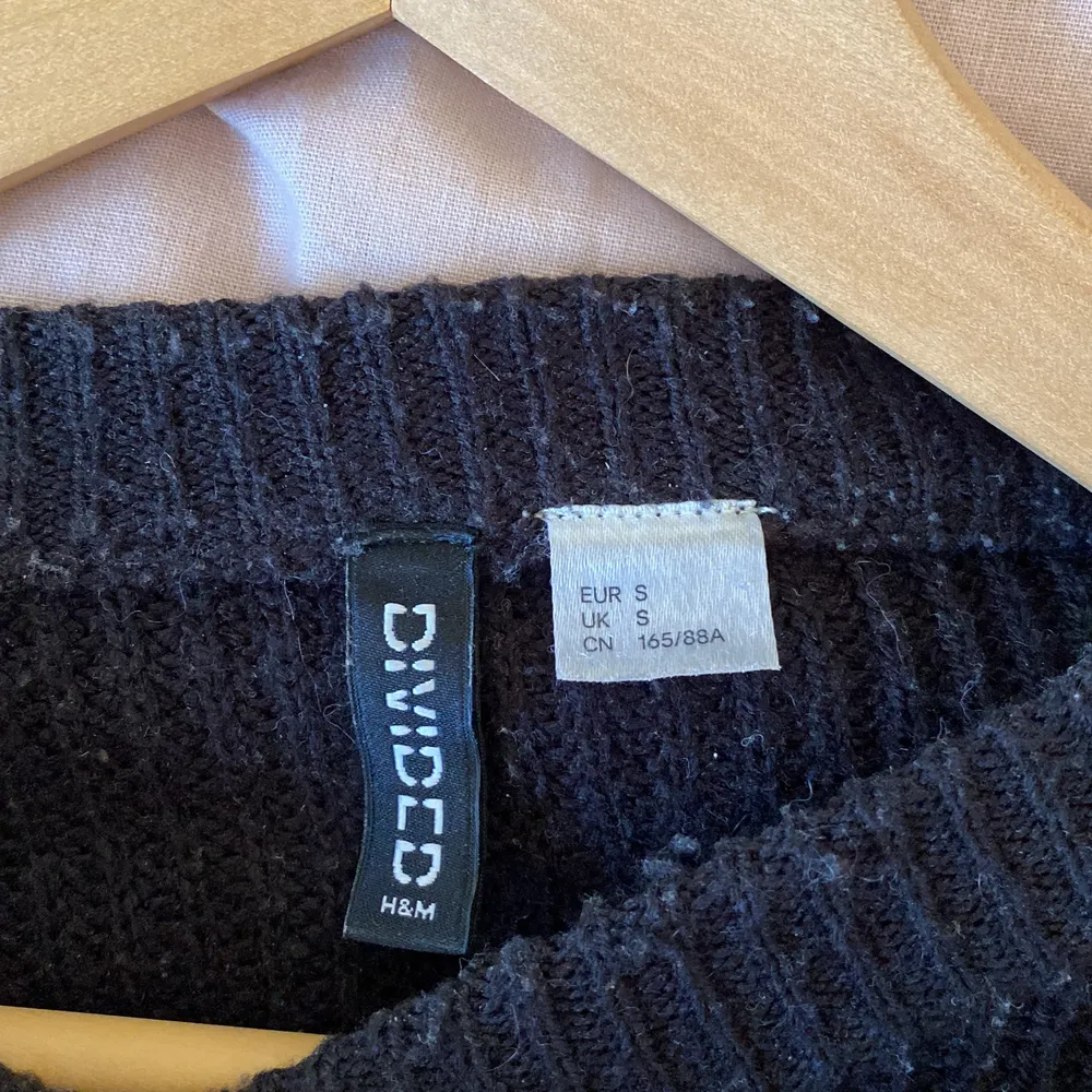 En svart ”magtröja” från H&M. En riktigt skön tröja. Tyvärr lite nopprig, men jättefin! Säljer för jah inte använder längre. Tröjor & Koftor.