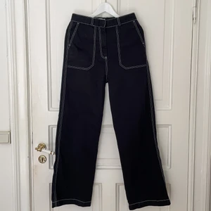 Svarta byxor med vita sömmar - Skitsnygga byxor från Junkyard! Säljer då de inte längre passar 🫶🏼💗