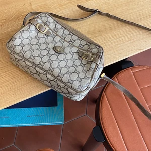 Gucci Plus crossbody vintage - Gucci Plus crosssbody vintage. År1970 Mått W9,H6. Den är bra cond och inga flaws. Kan skickas flera bilder vid intresserad.  Kontrollerad av Vestiaire. Finns ute på Vestiaire,Tise och Tradera. Vill man betala med klarna så det går bra att köpa vid Vestiai