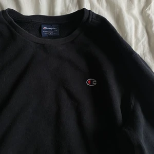 Champion jumper  - Välanvänd jumper från Champion. Den är väldigt gosig trots välanvänd. Inköpt i Köpenhamn 2019, den är i lagom storlek för en M. Inte för oversize inte ”tajt” heller! Supersnygg till jeans