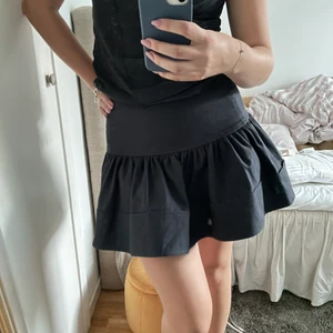 skitsnygg kjol - måste tyvärr sälja världens finaste kjol för den är för liten för mig. från 303 Avenue, köpt för runt 10 år sen. står ingen storlek men skulle gissa runt 34? JÄTTEBRA SKICK. skriv för fler bilder🤍🤍