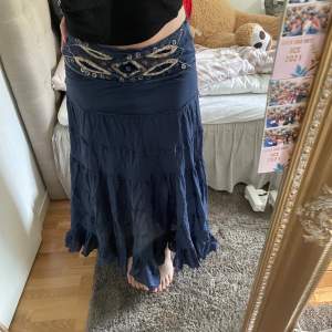 lågmidjad lång marinblå kjol med jättecoola  paljettdetaljer vid midjan. säljer då den är för liten för mig. nästan ner t fötterna på mig (172 lång). köpt på zalando (pre-owned)🤍