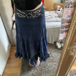 lång kjol - lågmidjad lång marinblå kjol med jättecoola  paljettdetaljer vid midjan. säljer då den är för liten för mig. nästan ner t fötterna på mig (172 lång). köpt på zalando (pre-owned)🤍
