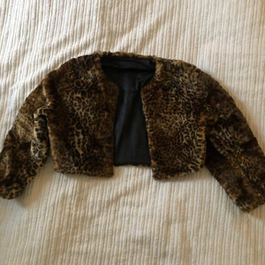 90-tals leopard croppad jacka - Leopardmönstrad croppad jacka med kortare ärmar från 90-talet. Strlk XS/S