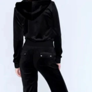 juicy couture  - Svart juicy set jätte fräscht knappt använt setet pågrund av fel storlek  Underdelen storlek S  överdelen xs