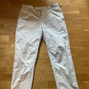 Bläck Chinos Strl 50 köpta nya 2021 för 1200 SEK Condition: 9/10 använda fåtal gånger.  TTS Sitter bra!