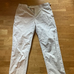 Bläck Chinos 50 - Bläck Chinos Strl 50 köpta nya 2021 för 1200 SEK Condition: 9/10 använda fåtal gånger.  TTS Sitter bra!