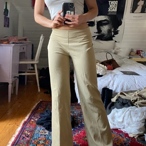 Beiga byxor - Beiga byxor från Humana! Tyvärr går dragkedjan ej att stänga mer än på bilden och s den lilla plattan som brukar sitta vid låset saknas. Annars jättefint skick!