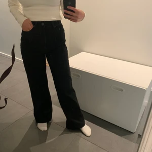Jeans - Svarta högmidjade och bredare jeans. Använt fåtal gånger men säljer då jag inte har använt dom på ett tag och är en aning lång på mig.