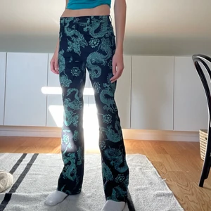 Byxor med mönster - Säljer dessa byxor med mönster från Motel rocks! Får att använda som både högmidjade och lågmidjade, aldrig använda. Passar bra på mig som är 1.76 ☺️