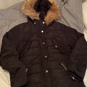 Snygg vinterjacka storlek S/M - Säljer denna super fina vinter jackan eftersom att den inte blev använd. 