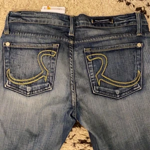 lågmidjade jeans  - lågmidjade jeans från rock&repiblik! Väldigt fina och långa i benen😍😍 Lånad sista bild!!  Midjemåttet är 38cm rakt över och innerbenetslångden är 81cm❤️ Buda eller köp direkt för 400kr❤️