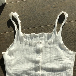 Linne - Jätte gulligt linne från shein, står ingen lapp vilken storlek men passar nog S/M! Lite sliten men märks knapp säljer för den inte kommer till användning ❤️🥹 skriv priv vid intresse eller frågor 🫶