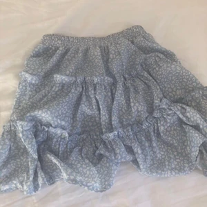 Blommig kjol - En jättegullig ljusblå och somrig kjol! Använd fåtal gånger och som helt ny i skicket💞💞 pris går alltid att diskutera.