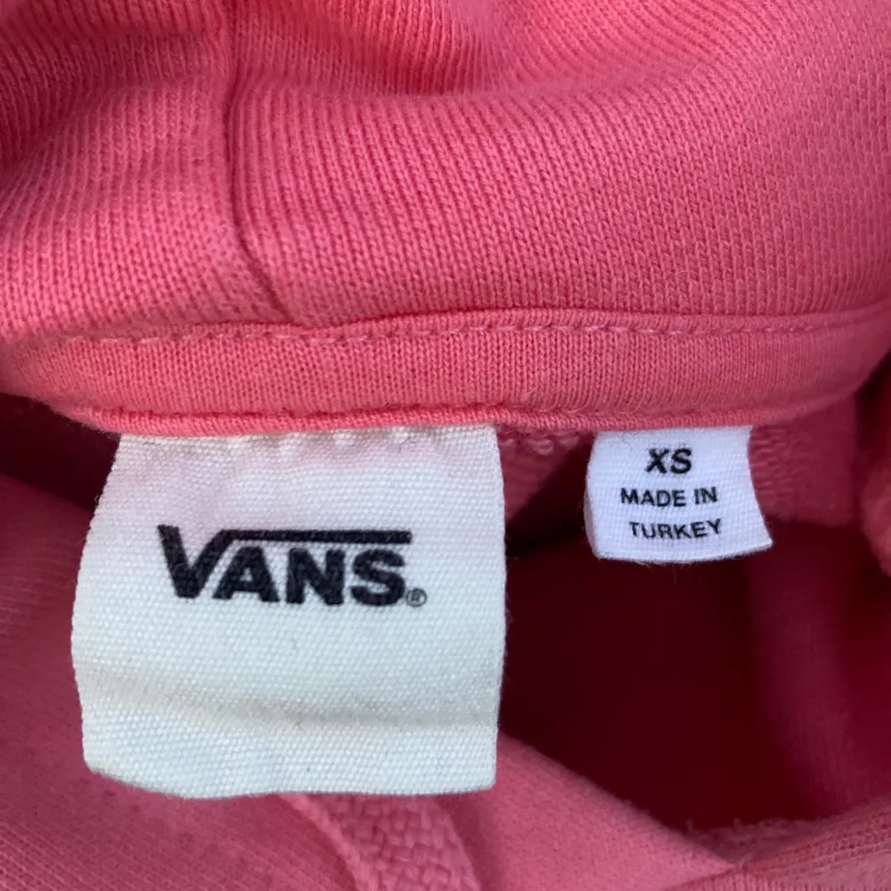 Oversized Vans hoodie i rosa. I nyskick, använd ca 5 gånger. Säljer pga att jag inte använder längre. Nypris 500 kr. Bara att höra av sig för fler bilder eller vid funderingar. Pris kan alltid diskuteras. Köp inte från KÖP DIREKT! 💓💓. Hoodies.