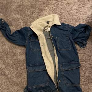 Jeansjacka som köptes från hm för ungefär 2 år sedan men aldrig använd och lappen är kvar 💓 xs men oversized