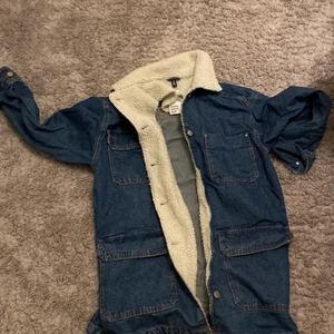 Jeansjacka - Jeansjacka som köptes från hm för ungefär 2 år sedan men aldrig använd och lappen är kvar 💓 xs men oversized