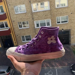 Converse x Golf le fleur - Golf Wang x Converse Finns även vita skosnören Högerskon är lite skejtad Storlek 41,5 men sitter som 42/42,5. Frakt ingår ☺️💜