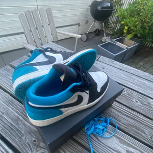 Jordan 1 Laser Blue Storlek 44 - Jordan 1 blue. Använt fåtal gånger och oerhört sköna. Svarta och blåa snören kommer med!