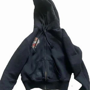 Ed hardy hoodie - Vintage Ed hardy zip up i extremt bra skick. Alla Rhinestones är kvar och inga andra märkligheter med den
