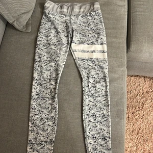 Stronger byxor  - Super fint skick på dessa byxor andvända fåtal gånger storlek M men passar även S jag har S och de passar mig. Säljer pga får inte andvändnig av dom 💕