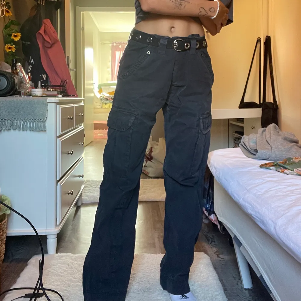 Svarta cargo byxor stl M, jag på bild är 166 cm 💖. Jeans & Byxor.