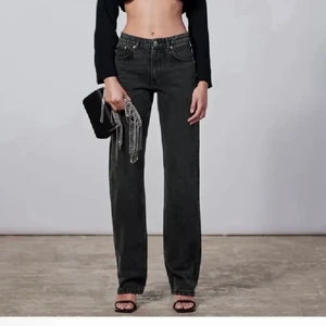 Zara jeans - Säljer vidare dessa mid waist zara jeansen då de va för små tyvärr 🫶🏻 bra skick 