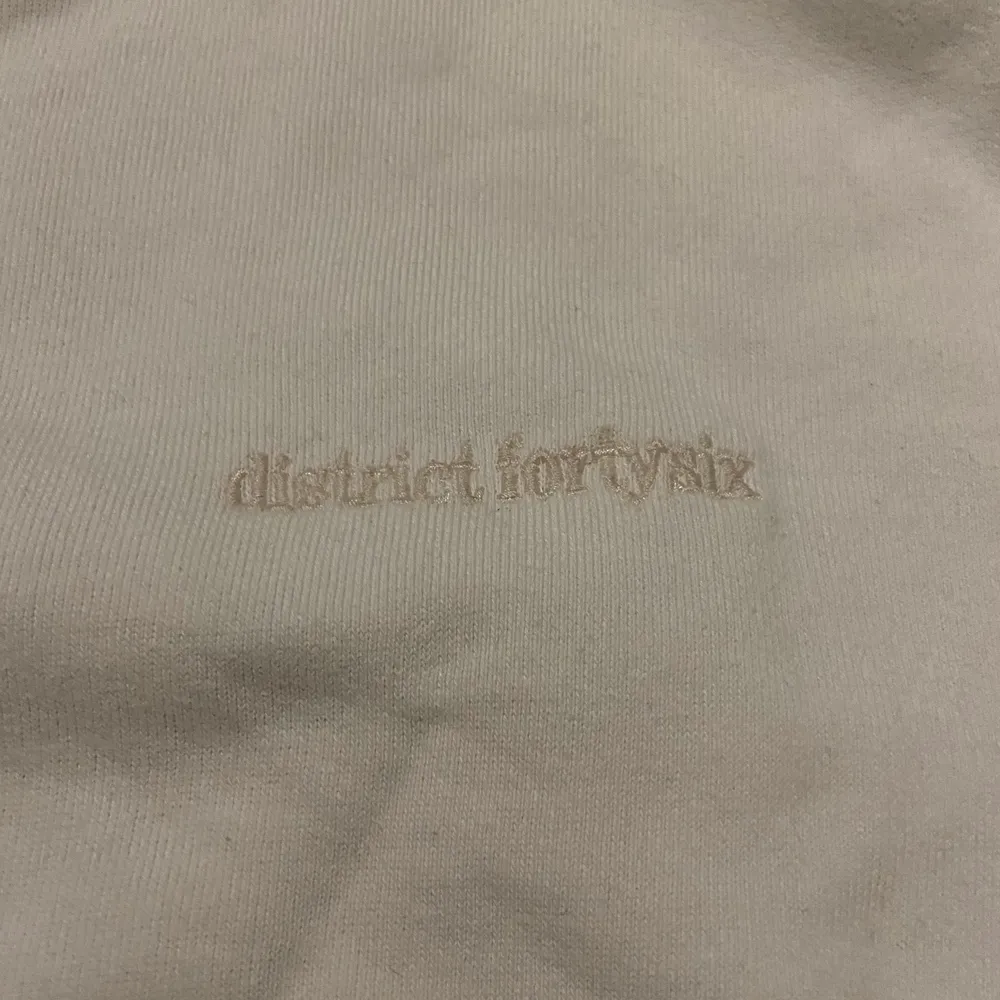 Distrikt 46 sweatshirt i storlek S, köpt för 600 säljer för 250. . Tröjor & Koftor.