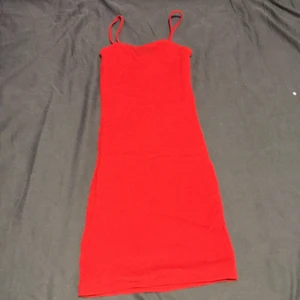 Strl 32 men är töjbar  - Säljer den för har för många klänningar den sitter fint och tight på kroppen och visar kurvor den är stretchbar och rätt så kort