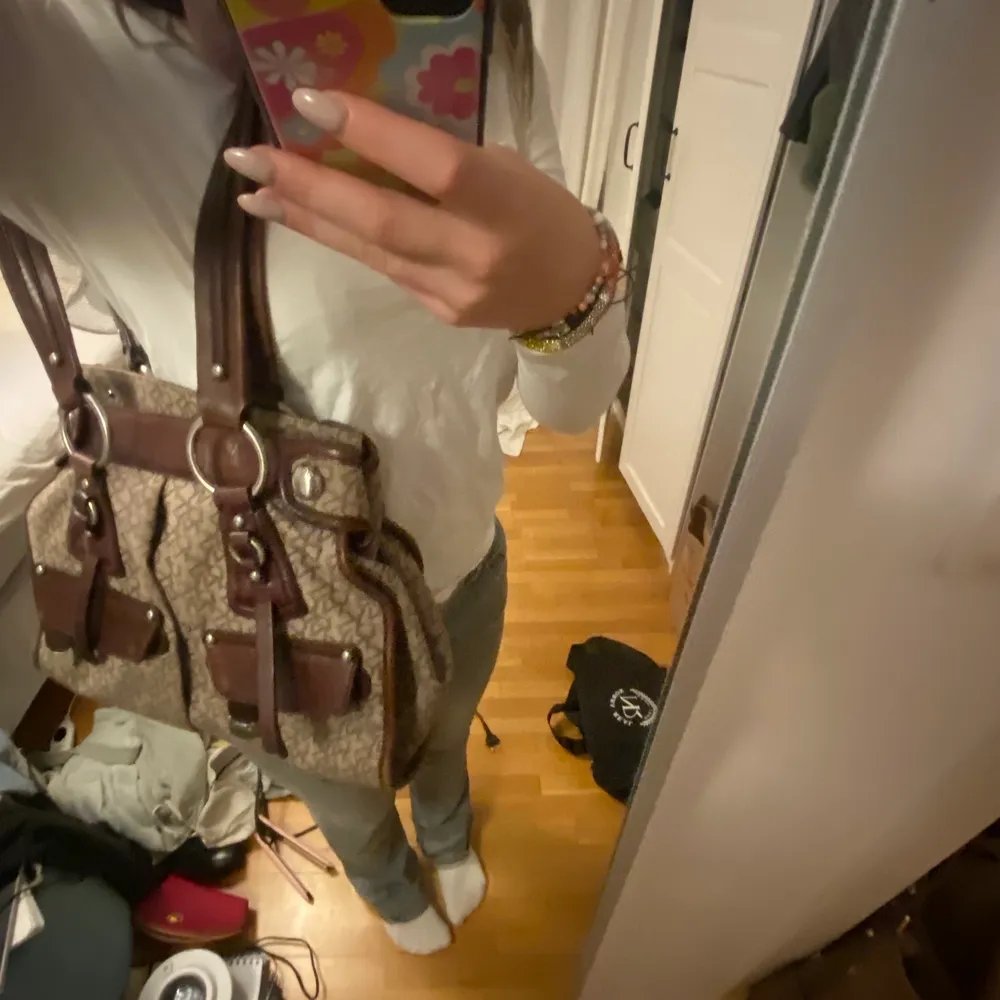 Så snygg och rymlig väska från DKNY, älskar denna men tyvärr används den knappt ej😫. Väskor.