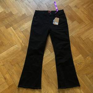 Nya oanvända svarta bootcut jeans, säljes pga för korta i benen (är 175) Köparen står för frakten 