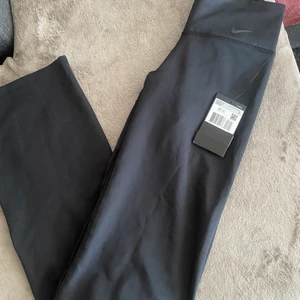 Nike yoga pants - Helt nya i strl xs, nypris 570kr