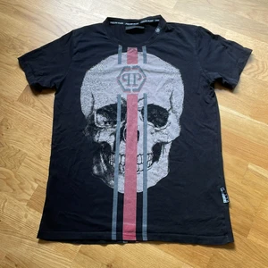 Philipp Plein tshirt - Säljer en Philipp Plein tshirt i bra skick, 7/10. Det är en kopia från Turkiet. Det är en XL men det är en L i storleken.  Snabbköp 150kr