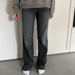 Jeans från zara - Högmidjade jeans men som går utmärkt att täcka med en tröja