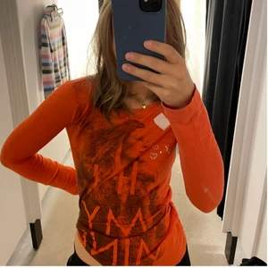 Långärmad tröja  - Skit snygg långärmad tight tröja!!!💕💕 den har ett litet hål på armen men annars är den i bra skick🥰