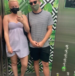 Snygg skön lila/vit klänning  - Snygg härlig klänning. Använde en gång men har blivit för liten för mig 