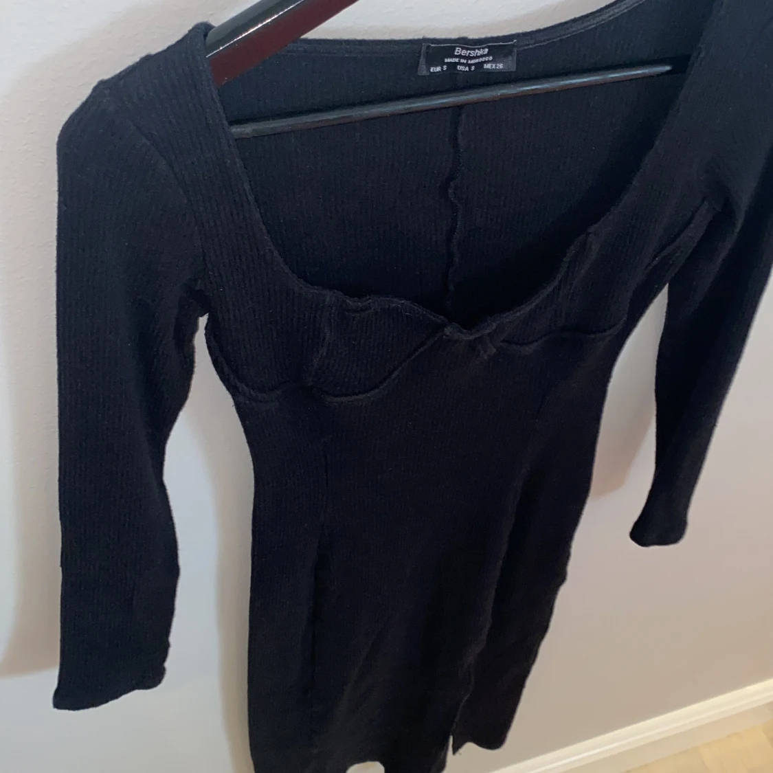 Svart fodralklänning med slit  - 90