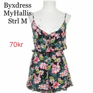 Byxklänning strl M - Blommig söt byxdress i strl M.  Bra skick.   Rök- och djurfritt hem.  Skickar inom en vecka efter mottagen betalning. 