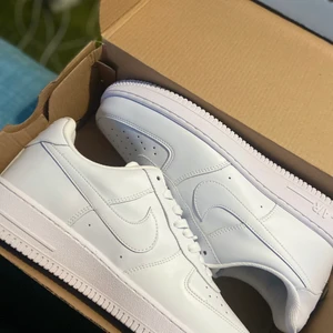 Air force 1 (oanvänd) - Air force 1 helt oanvända, 10/10 skick ”vanlig pris 1200” storlek EU 44 US 10 pris kan diskuteras. 