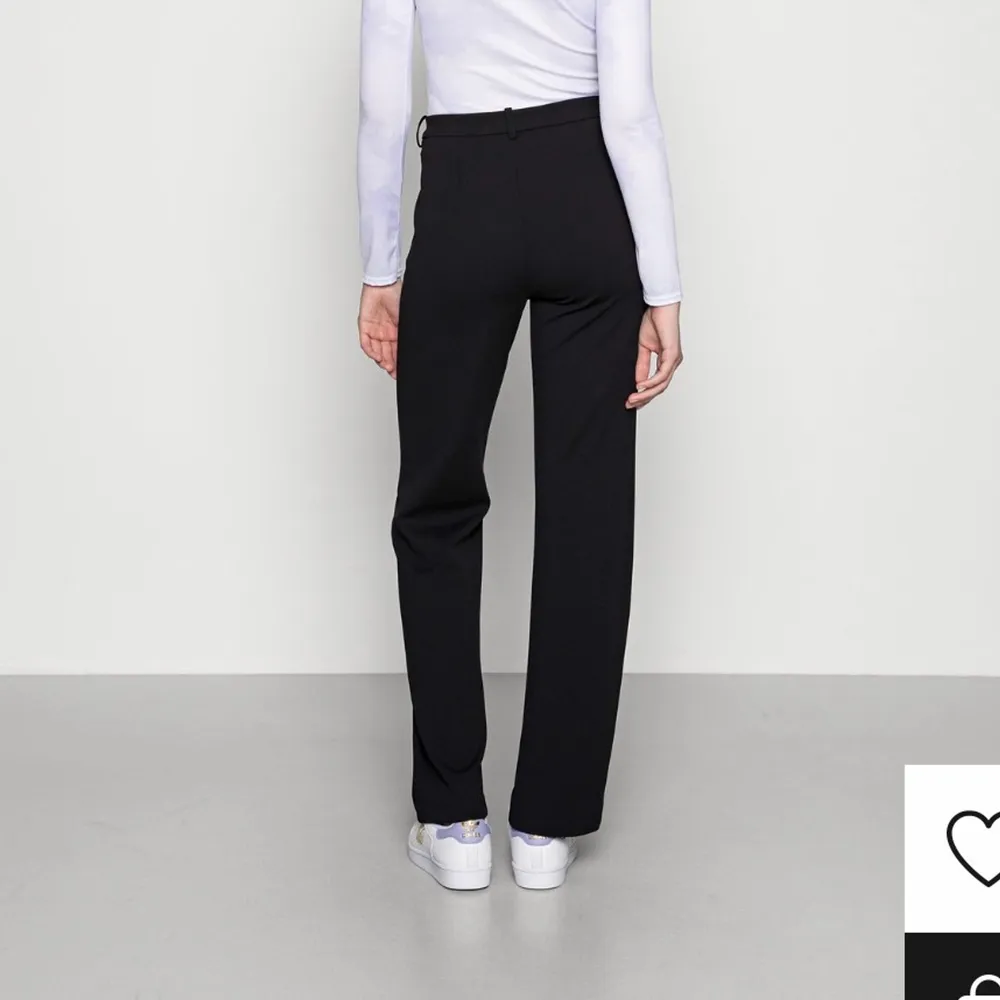 Supersnygga kostymbyxor från Vero Moda! Älskar dom men måste tyvärr sälja för att de är för små. Kontakta mig för fler bilder💗💗 Nypris: 399 kr. Jeans & Byxor.