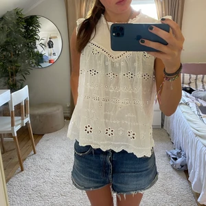 Vit blus  - Så snygg blus jag tyvärr inte får användning av🥲