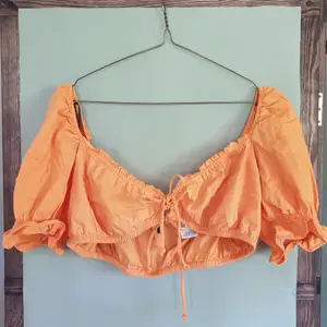 En orange crop top i storlek M (stor i storlek, kan bäras av en L också). 100 % bomull