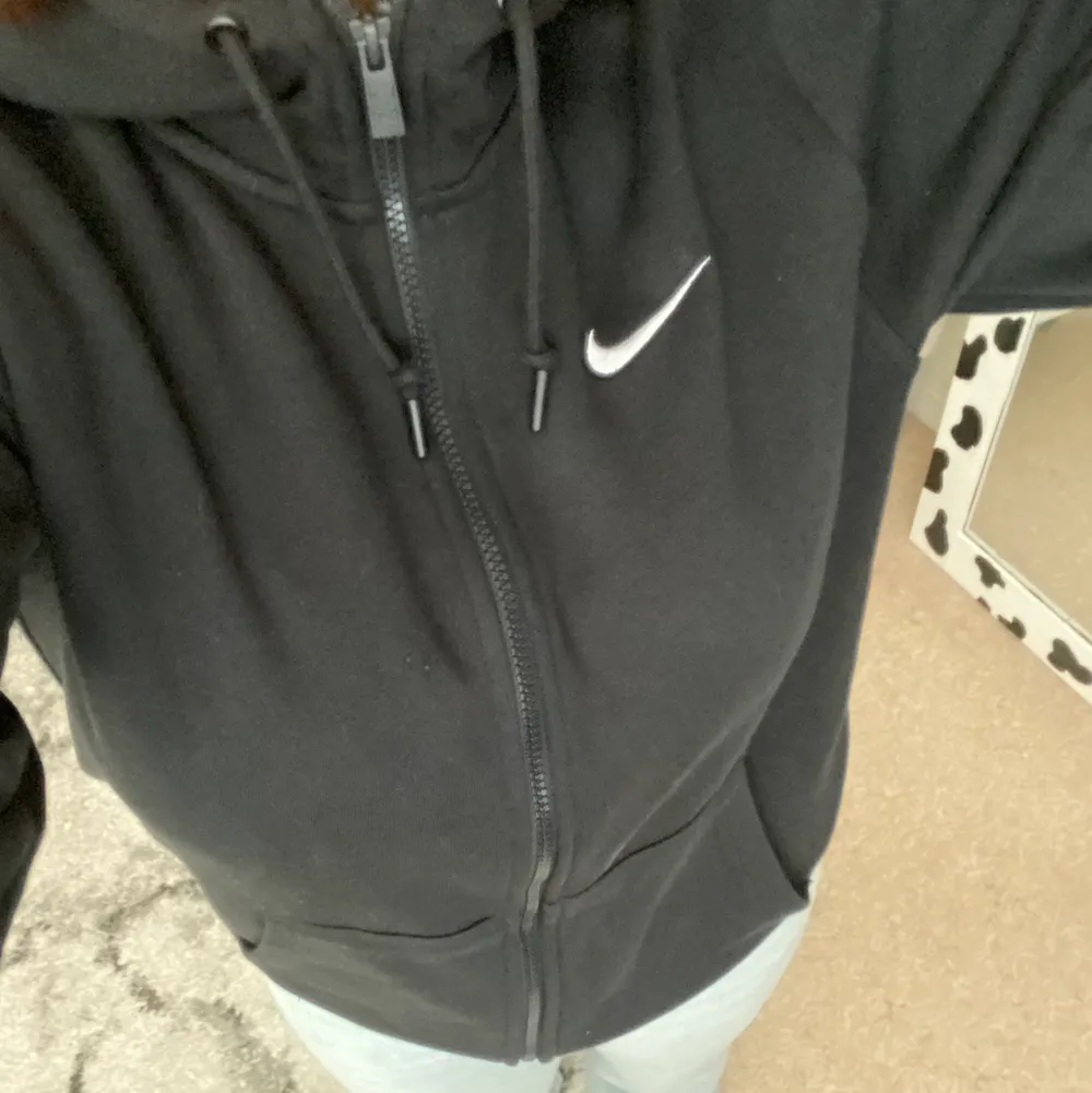 säljer min fina nike zip up💓 jag använder den aldrig, har använts max 5 gånger🫶 iga defekter eller sånt, det är en strl S och passar overaized på mig som brukar ha S. Men det passar nog allt från xxs-L beroende på hur man vill ha passformen❤️ nypris:750 . Hoodies.