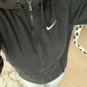 nike zip up - säljer min fina nike zip up💓 jag använder den aldrig, har använts max 5 gånger🫶 iga defekter eller sånt, det är en strl S och passar overaized på mig som brukar ha S. Men det passar nog allt från xxs-L beroende på hur man vill ha passformen❤️ nypris:750 