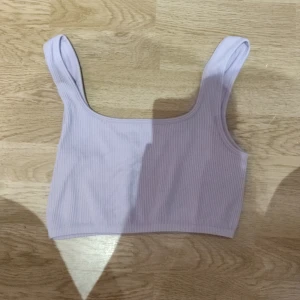 Topp - En lila topp jätte gullig men har inte använt den på länge. S men funkar som M