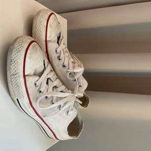 Här är ett par jätte fina Converse skor som inte är till Användning mer💗 fråga bara om fler bilder.