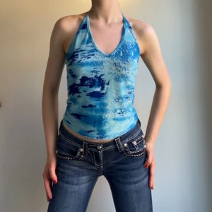 Halterneck topp - Glittrig halter neck köpt på humana. Ger lite coconut girl vibe. Använd en gång.🐬