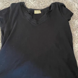 Svart tröja  - Jag säljer min svarta tröja som har spets och är svart ❤️ hoppas någon vill köpa❤️