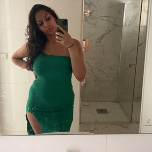 Klänning  - Säljer denna känning från SHEIN, super snygg grön klänning. To Die for. Använd endast en gång. 